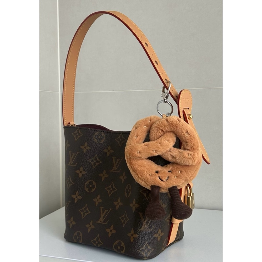 JELLYCAT Amuseables Pretzel Bag Charm